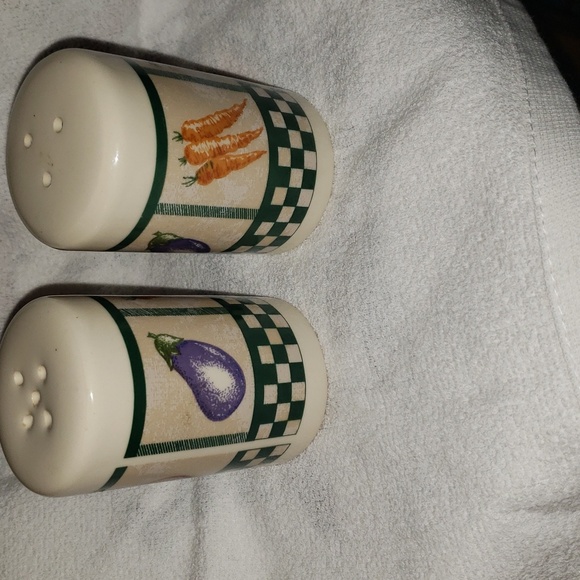 Salt & Pepper Shakers Vegetables & Green Checker Pattern Vintage Himark Ceramic - Picture 2 of 4